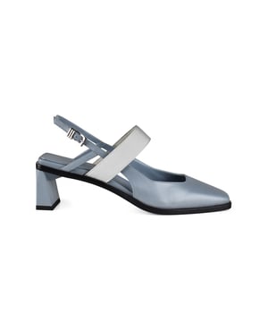 Slingback Kidskin en piel azul cielo de Anest Collective.Correa de grosgrain blanco con textura en contraste.Punta cuadrada.Tacón escultural.Correa fina ajustable al tobillo.Suela negra.Made in Italy.