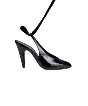 Pumps met geknoopte enkelband van Saint Laurent.Zwart lakleer.Enkelband met fluwelen knoop.Puntpunt.Afgeschuinde hoge hak.Gemaakt in Italië.