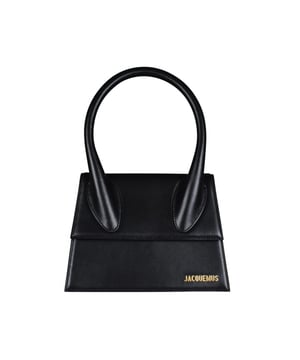 Jacquemus Le Grand Chiquito tas in zwart leer.Gouden Jacquemus-logo op de voorkant.Magnetische klepsluiting.Eén binnenzak.Afneembare schouderband.Afmetingen: 22 x 18 cm.100% leer.Gemaakt in Italië.