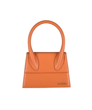 Jacquemus bolso naranja Le Grand Chiquito.En piel lisa.Logotipo dorado de Jacquemus en la parte delantera.Cierre con solapa magnética.Un bolsillo interior.Bandolera ajustable y extraíble.Dimensiones: 22 x 18 cm.Made in Italy.