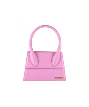 Bolso Jacquemus Le Grand Chiquito en piel rosa.Colección exclusiva Pink 2021.Logotipo de Jacquemus dorado en la parte delantera.Cierre de solapa magnética.Un bolsillo interior.Bandolera desmontable.Dimensiones: 22 x 18 cm.100% cuero.Made in Italy.