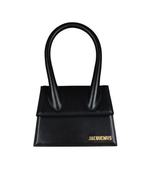 Bolso Jacquemus Le Chiquito moyen en piel negra.Logotipo de Jacquemus dorado en la parte delantera.Cierre de solapa magnética.Un bolsillo interior.Bandolera desmontable.Dimensiones: 18 x 13,5 cm.100% cuero.Made in Italy.