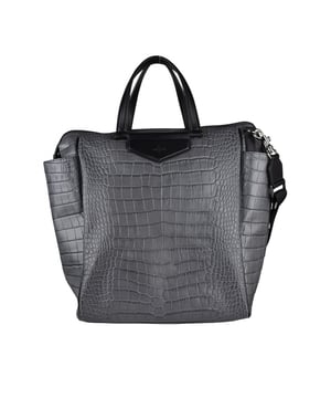 Cartera Jimmy Choo en piel gris efecto cocodrilo.Bolso de forma rectangular.Canesú delantero de piel negra Jimmy Choo.Asas de piel negra.Asa extraíble. 100% piel de becerro.Made in Italy.