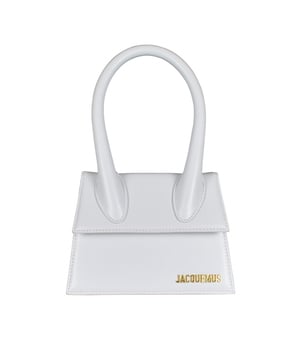Bolso Jacquemus Le Chiquito moyen en piel blanco.Logotipo de Jacquemus dorado en la parte delantera.Cierre de solapa magnética.Un bolsillo interior.Bandolera desmontable.Dimensiones: 18 x 13,5 cm.100% cuero.Made in Italy.