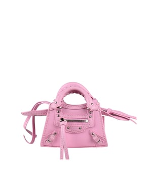 Balenciaga micro neo city rosa väska.Logopatch på framsidan.Två rullade bärhandtag.Avtagbar, justerbar axelrem med gliddyna, karbinhakar och knappbossett. Silverpläterad tvåvägsdragkedja.Inre kortplats.Mått: 12cm x 7,5cm x 5cmTillverkad i Italien.