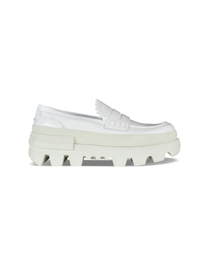 Mocasines Moncler Maxence en charol blanco.Modelo deslizante.Lengüeta con acabado entallado.Talón con letras de goma de Moncler.Suela con muescas y logotipo de goma.Grosor de la suela: 6,8 cm.100% cuero.Made in Italy.