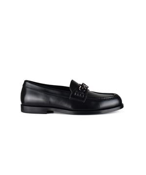 Mocasines negro Valentino.En piel lisa.Cadena gris antracita en la parte superior con logotipo.Punta redonda.Suela negra.Made in Italy.