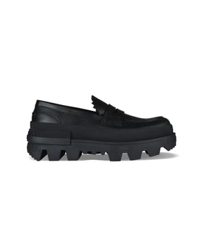 Mocasines Moncler Maxence en piel negra.Modelo deslizante.Lengüeta con acabado entallado.Talón con letras de goma de Moncler.Suela con muescas y logotipo de goma.Grosor de la suela: 6,8 cm.100% cuero.Made in Italy.