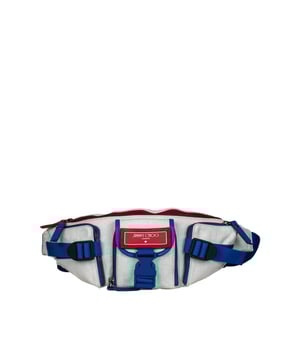 Bolso banana de Jimmy Choo en cuero con los colores de la bandera británica.Bolsillo principal con cierre de cremallera.Parche con logotipo Jimmy Choo en goma en la parte delantera.Tres bolsillos delanteros con cremallera y cierre de hebilla.Correa de nailon ajustable con hebillas de plástico.Dimensiones: largo 35 cm x alto 15 cm x ancho 7 cm.Made in Italy.