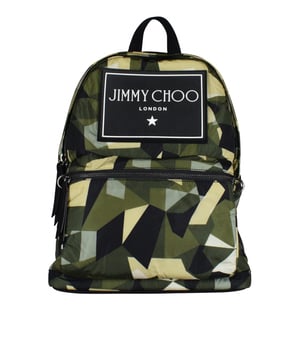 Mochila Wilmer Jimmy Choo en nylon verde con estampado de camuflaje.Etiqueta con logotipo en la parte delantera.Fondo de piel de ternera negra.Correas negras ajustables.Un bolsillo grande y otro pequeño en el interior.Dimensiones: profundidad 14 cm x altura 44 cm x anchura 33 cm.Made in Italy.