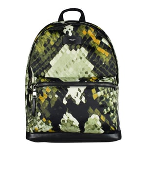 Mochila Jimmy Choo en tela estampada verde.Etiqueta de piel con logo en la parte delantera.Fondo del bolso en piel de becerro negraTirantes negros ajustables.Dimensiones: 14 cm de profundidad x 44 cm de altura x 33 cm de ancho.Made in Italy.