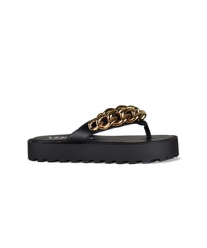 Sandalias Versace de piel negra.Adornadas con una cadena dorada en la tira.Tira en la lengüeta.Suela gruesa de 3 cm.Made in Italy.