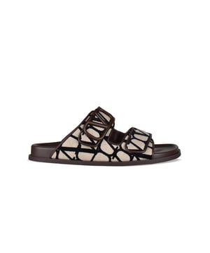 Sandalias Valentino de piel marrón.Lona iconográfica beige con logo monograma negro.Ribete marrón con logotipo V de la firma.Cierre de velcro delantero.Suela de goma.Made in Italy.
