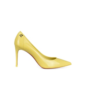 Sporty Kate 85 Pumps von Christian Louboutin.Aus hellgelb Lackleder. CL -Aufnäher auf der Rückseite.Spitz zulaufende Spitze.8,5 cm hoher Pfennigabsatz.Made in Italy.