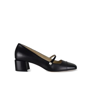 Jimmy Choo Elisa 45 pumps van zwart leer.Vierkante neus van zwart lakleer.Dun bandje versierd met een wit parellogo.Leren voering.Leren zool.Hakhoogte 4,5 cm.Made in Italy.
