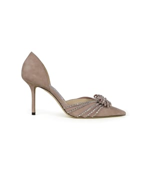 Jimmy Choo Kaitence 85 pumps met puntige neus, van roze suède met met kristallen versierde strik.Hak van 8,5 cm.Leren zool.Gemaakt in Italië.