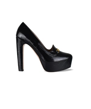 Tom Ford Plateau-Pumps aus schwarzem Lackleder.Geprägter Krokodil-Effekt auf dem gesamten Schuh.Goldene Kettenglieder auf der Vorderseite.Höhe des Absatzes: 14 cm.3,5 cm hohes Plateau.Sohle aus Leder.Made in Italy.