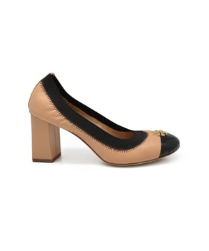 Tory Burch zweifarbige Pumps aus schwarzem und beigem Leder mit rundem Lackzehen.8 cm Absatz.Ledersohle.Made in Italy.