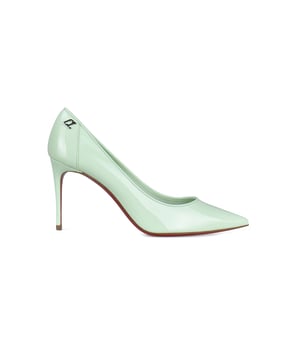 Sporty Kate 85 Pumps von Christian Louboutin.Aus hellgrün Lackleder. CL -Aufnäher auf der Rückseite.Spitz zulaufende Spitze.8,5 cm hoher Pfennigabsatz.Made in Italy.