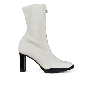 Botas Alexander McQueen Scuba 85mm en lona blanca.Cierre frontal con cremallera.Tacón alto.Puntera redondeada.Suela de goma negra en contraste.Made in Italy.
