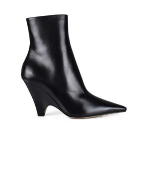 Bottega Veneta laarzen van glad zwart leer.Ritssluiting aan de zijkant.Puntpunt.Iets gesloten hak van 10 cm.Made in Italy.