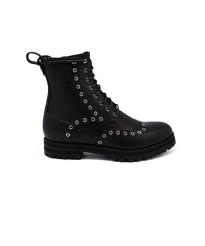Botas Hannah Jimmy Choo en piel negra con cordones. Acabados con apliques doradas.Suela de cuero. Altura del tacón 3 cm. Made in Italy.