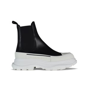 Botas Alexander McQueen Tread Slick.Cuero negro.Puntera redonda con inserción de goma.Panel lateral elástico.Lengüeta en la parte trasera.Suela de goma blanca sobredimensionada con el logotipo de la firma.Made in Italy.