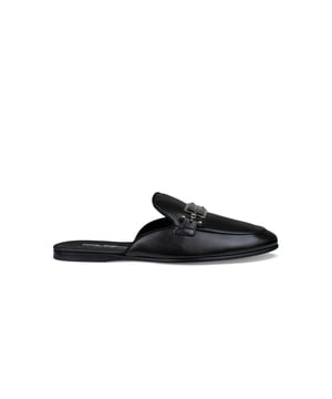 Mules negros en piel de Dolce Gabbana.Placa con logotipo de metal plateado en la parte delantera.Puntera redondeada.Made in Italy.