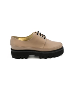 Zapatos de smoking con cordones Walter Steiger en charol beige.Tacón 3 cm.Suela de goma.Made in Italy.