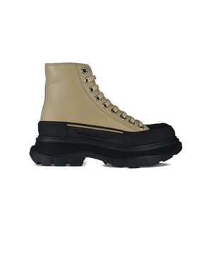 Botas Chelsea Alexander McQueen, modelo Tread Slick High en piel beige.Cierre frontal con cordones en color beige.Firma de Alexander McQueen en el lateral de la suela.Suela de goma negra con textura en contraste.100% piel de becerro.Made in Italy.