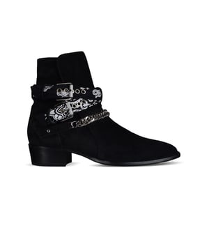 Botines Amiri Bandana Buckle en ante negro.Tirantes abrochados con bandana y detalles plateados.Cadena metalica.Punta puntiaguda.Made in Italy.