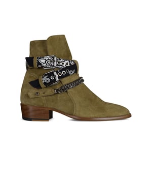 Botines Amiri Bandana Buckle en ante marrón.Tirantes abrochados con detalles en negro y bandana metalizada.Cadena metalica.Punta puntiaguda.Made in Italy.