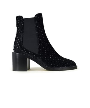 Botines Merril Jimmy Choo en terciopelo negro con pedrería y lentejuelas y elástico en el tobillo. Suela de cuero. Altura del tacón 6,5 cm.Made in Italy.