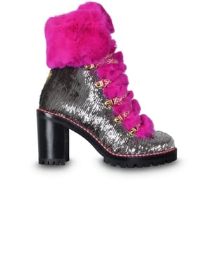 Bottines Fanny Louboutin en sequins argentés ou multicolores selon leur sens.Ornées de fourrure ultra rose de lapin au niveau de la languette et de la cheville.Fermeture à lacets rose et dorés accrochés à des oeillets dorés.Hauteur du talon : 7 cm.Semelle noire légèrement crantée.Made in Italy.