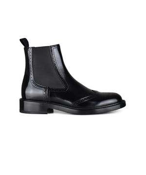 Botas Dior Evidence Chelsea de piel negra.Logotipo CD en la puntera de la zapatilla.Bandas elásticas negras en los laterales.Lengüeta de tejido negro en la parte posterior en un estilo slip-on.Piel de becerro pulida con perforaciones decorativas.Suela de cuero.Made in Italy.