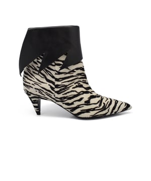 Botines Saint Laurent de piel de becerro con efecto cebra.Solapa de cuero negro con corte en zig zag.Tacón de 6 cm.Suela de cuero.Made in Italy.