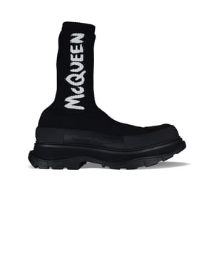 Botas Alexander McQueen Tread Slick.Tejido de punto acanalado negro.Logotipo blanco en contraste.Puntera redonda con inserción de goma negra.Suela de goma negra sobredimensionada con el logotipo de la firma.Made in Italy.