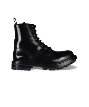 Botas con cordones Alexander McQueen Wander.Cuero negro.Detalle de la costura. Firma en la lengua.Logotipo del sello de Alexander McQueen en relieve en el talón.Punta redonda.Suela de goma gruesa negra.Made in Italy.