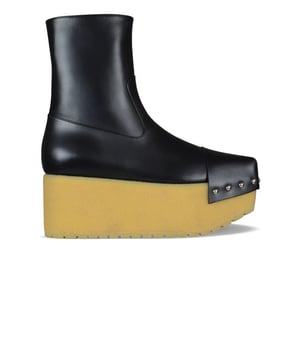 Botines Moncler Zulima en piel negra.De la línea 2 de Moncler 1952, colección n°2 del proyecto Moncler Genius.Cierre de cremallera lateral.Puntera cuadrada con tachuelas metálicas.Suela de cuña de goma en contraste.Forro de cuero.100% cuero.Made in Italy.