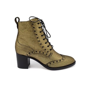 Botas Hannah Jimmy Choo de piel dorada con cordones. Acabados de apliques negras. Suela de cuero. Altura del tacón 6,5 cm. Made in Italy.