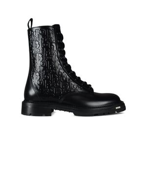 Dior Explorer-laarzen van zwart leer.Dior Oblique-patroon in zwart leer aan de zijkanten.Vetersluiting aan de voorkant.Tong van zwart leer met Dior Oblique-ontwerp.Gekerfde buitenzool met logo.Witte Dior-rubberen 'Dior'-letters op de voorkant van de zool.100% kalfsleer.Gemaakt in Italië.