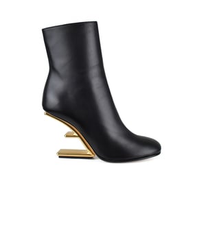 Botines Fendi First de piel lisa negra.Tacón alto diagonal en forma de F en metal dorado.Cierre de cremallera en el lado no visible.  Altura del tacón: 9,5 cm.Puntera redondeada.Made in Italy.