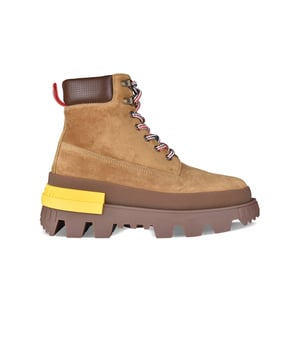 Botas Moncler  Mon Corp  de ante camel.Inserción de piel marrón.Cierre de cordones tricolor.Lengüeta trasera de tejido tricolor.Suela de caucho con tira amarilla con logotipo.Plataforma de 6,5 cm.Made in Italy.