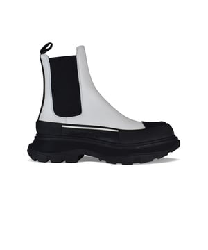 Botas Alexander McQueen Tread Slick.Cuero blanco.Puntera redonda con inserción de goma negra.Panel lateral elástico.Lengüeta en la parte trasera.Suela de goma negra sobredimensionada con el logotipo de la firma.Made in Italy.
