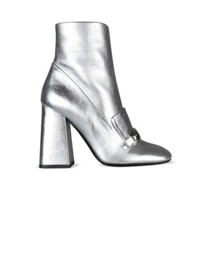 Botas Burberry Silver Brabant en color plata.Cierre de cremallera lateral.Parte superior con círculos plateados.Puntera cuadrada redondeada. Altura del tacón: 4,5 cm.100% cuero.Made in Italy.