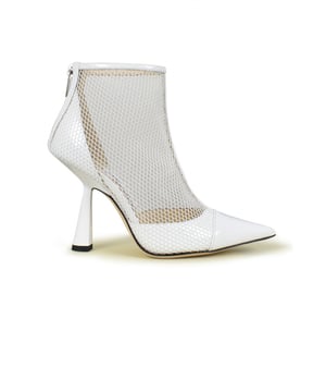 Botines Jimmy Choo Kix 100 en malla y charol.Altura del tacón 10 cm.Plantilla y forro de piel.Cierre de cremallera en la espalda.Made in Italy.