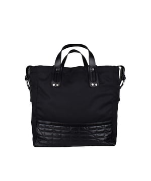 Costume National Einkaufstasche aus schwarzem Nylon.Henkel und Boden der Tasche aus schwarzem Leder.Logo-Plakette aus Metall am unteren Rand der Tasche.Abnehmbarer, verstellbarer Schulterriemen.Innentaschen, eine davon mit Reißverschluss.Made in Italy.
