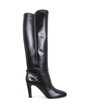 Botas Saint Laurent modelo Jane 90 en piel color negro.Correa enrollada alrededor del tobillo con hebilla de metal.Tacón grueso estriado con una altura de 9 cm.Lengua extendida.Dedo del pie puntiagudo.Made in Italy.