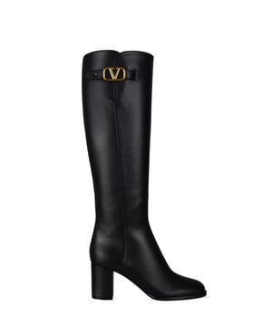 Botas Valentino Garavani  VLogo  de piel de becerro negra.Detalle de hebilla dorada con la firma  VLogo  en la parte superior.Puntera redondeada.Cierre de cremallera lateral.Tacón cuadrado de 7 cm.Made in Italy.