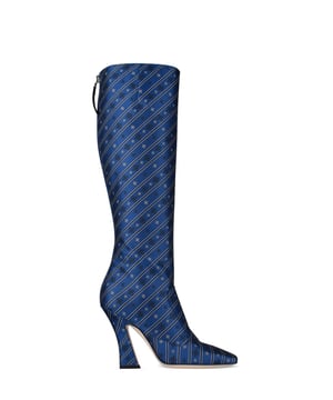 Botas Fendi en piel satinada azul real.Botas hasta la rodilla.Bordado caligráfico blanco y negro.Cierre de cremallera en la parte trasera de la bota.Líneas diagonales blancas y negras en toda la bota.Altura del tacón: 10 cm.Punta cuadrada.Made in Italy.